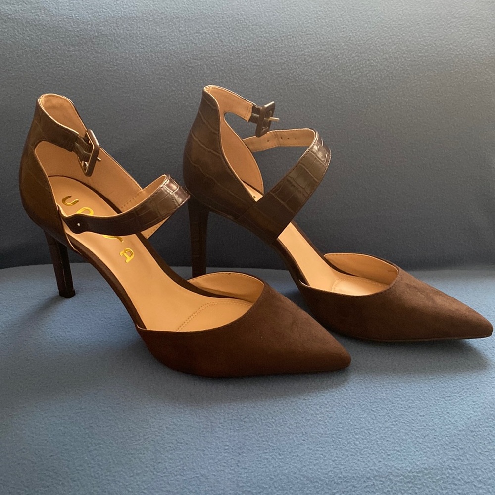 New very classic and elegant shoes with 4” heels by Unisa size 9